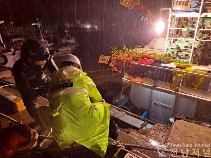 사본 -2일, 목포해경 진도파출소 직원들이 야간 순찰 중에 고박상태인 선박의 홋줄을 보강하고 있다.jpg
