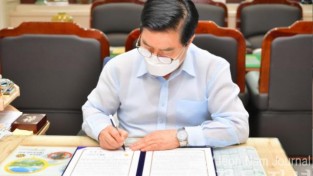 유두석 장성군수가 3일, 아이스팩 회수‧재사용 활성화를 위한 한국환경공단 광주전남제주환경본부와의 업무협약서에 서명하고 있다.JPG
