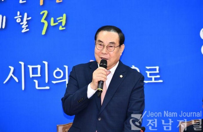 6일 여수시의회에서 기자회견 하는 김영규 의장.jpg
