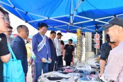장성군이 24일 황룡시장에서 추석맞이 ‘전통시장 장보기 행사’를 가졌다. 행사에 참여한 김한종 장성군수 (1).JPG